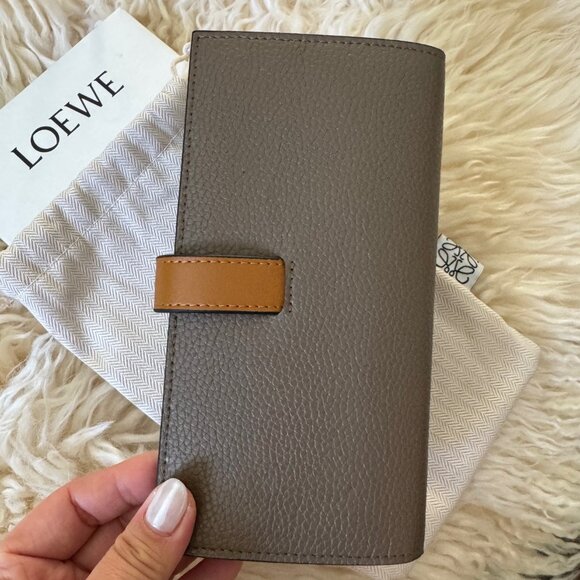 Loewe Large Vertical Wallet in Soft Grained Calfskin - Brand New - Picture 4 of 10